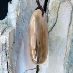 Mammut-Anhänger mit braunen Färbungen