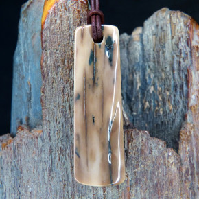 Naturanhänger mit dunkler Färbung