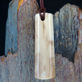 Naturanhänger mit dunkler Färbung