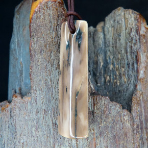 Naturanhänger mit dunkler Färbung