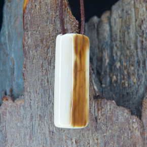 Mammut-Anhänger mit brauner Rinde