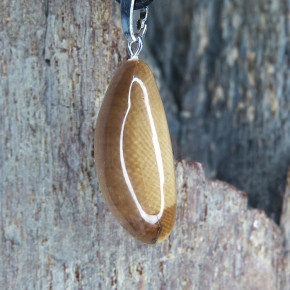 Tropfenanhänger aus dunklem Mammut