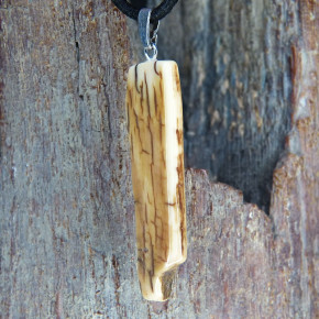 Rindenanhänger schön gefärbt