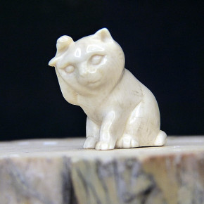 sich putzende Katze aus Mammut