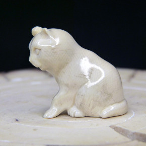 sich putzende Katze aus Mammut