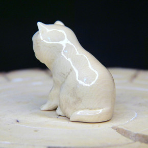 sich putzende Katze aus Mammut