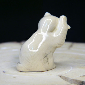 sich putzende Katze aus Mammut