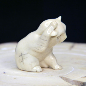 sich putzende Katze aus Mammut