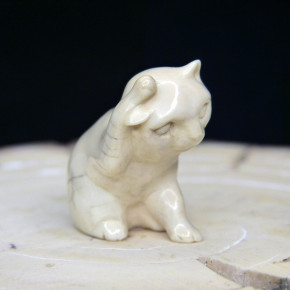 sich putzende Katze aus Mammut