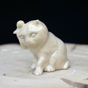 sich putzende Katze aus Mammut