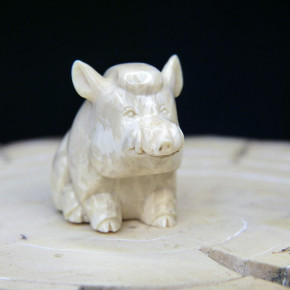 sitzendes Wildschwein aus Mammut