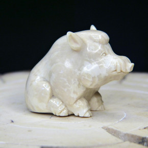 sitzendes Wildschwein aus Mammut