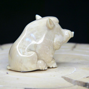 sitzendes Wildschwein aus Mammut