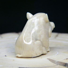 sitzendes Wildschwein aus Mammut