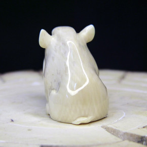 sitzendes Wildschwein aus Mammut