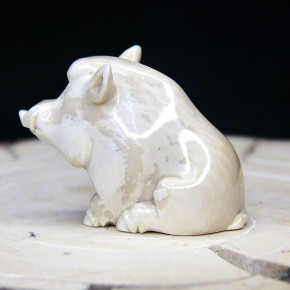 sitzendes Wildschwein aus Mammut