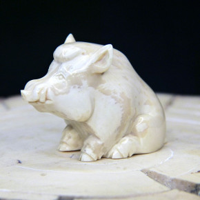 sitzendes Wildschwein aus Mammut