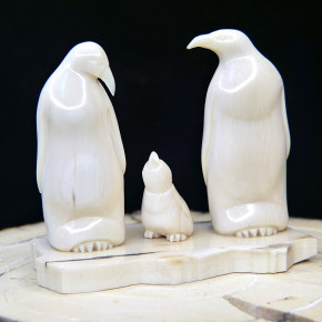 Pinguinfamilie aus Mammut