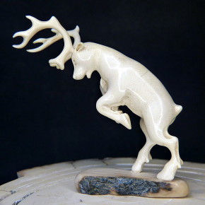 kämpfendes Rentier aus Mammut