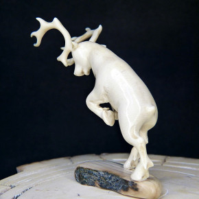 kämpfendes Rentier aus Mammut