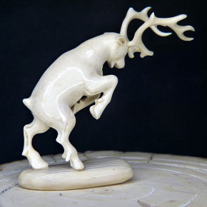 kämpfendes Rentier aus Mammut