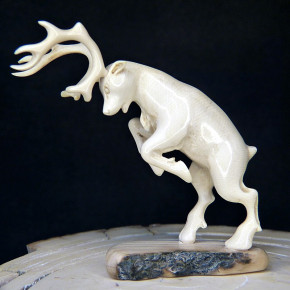 kämpfendes Rentier aus Mammut