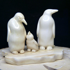 Pinguinfamilie aus Mammut
