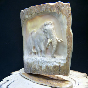 Mammut-Relief aus der Rinde