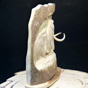 Mammut-Relief aus der Rinde