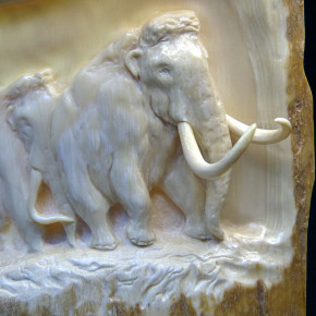 Mammut-Relief aus der Rinde