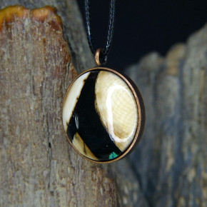 Kupferanhänger mit Mammut und Azurit