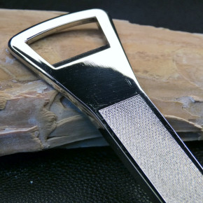 Flaschenöffner/Kapselheber mit Rindenstruktur