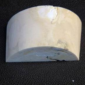 Abschnitt vom Mammutzahn mit diversen Rissbildungen ca. 60 x 37 x 19-23mm