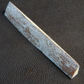 Mammut-Dreikant mit Rinde ca. 97 x 15 x 9mm