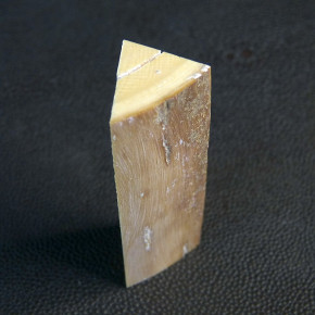 Mammut-Dreikant mit Rinde ca. 67 x 21 x 18mm