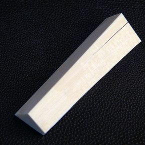 Mammut-Dreikant mit Rissbildungen ca. 70 x 15 x 17 - 13mm