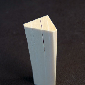 Mammut-Dreikant mit Rissbildungen ca. 70 x 15 x 17 - 13mm