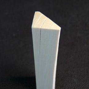 Mammut-Dreikant mit Rissbildungen ca. 70 x 15 x 17 - 13mm