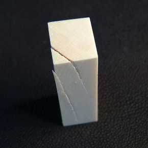 Mammut-Block mit Rissen ca. 64 x 18,5 x 17mm