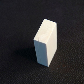 Heller Mammut-Block mit Riss ca. 45 x 20 x 10,5mm