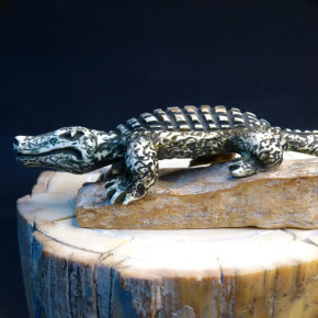 Krokodil auf Mammutrinde