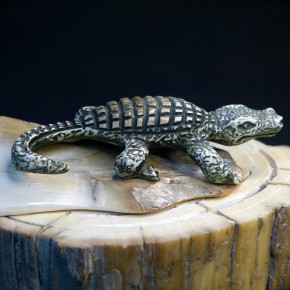 Krokodil auf Mammutrinde