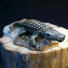 Krokodil auf Mammutrinde