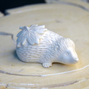 Igel mit Ahornblatt