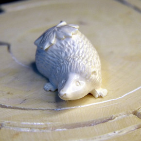 Igel mit Ahornblatt