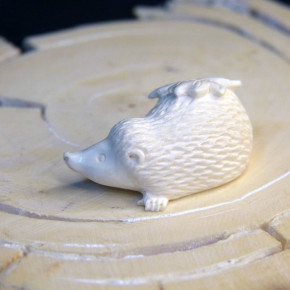 Igel mit Ahornblatt