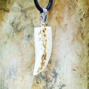 Zahn-/Krallenanhänger mit Rindenstruktur