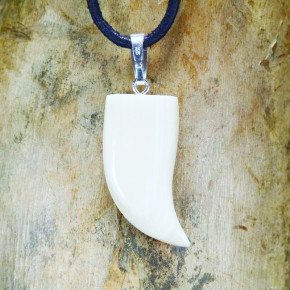 Zahn-/Krallenanhänger mit Rindenstruktur